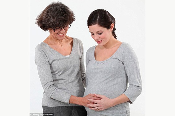 беременная женщина с матерью