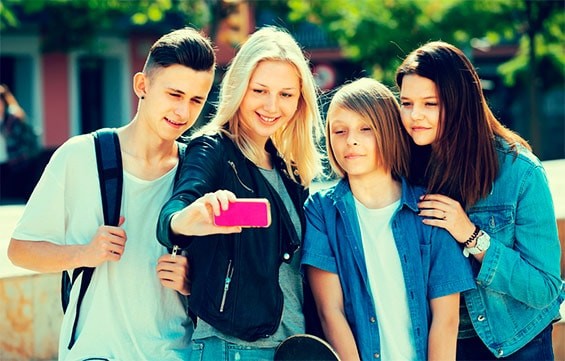 подростки делают селфи на мобильном телефоне