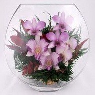Живые цветы в стеклянной вазе