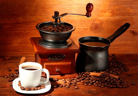 кофемолка, турка и чашка с кофе