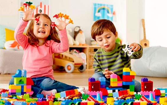 мальчик и девочка играют в конструктор