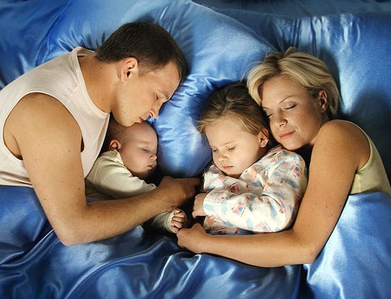 Семья на постельном белье