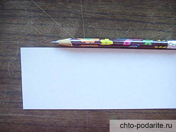 Кусочек листа бумаги и простой карандаш