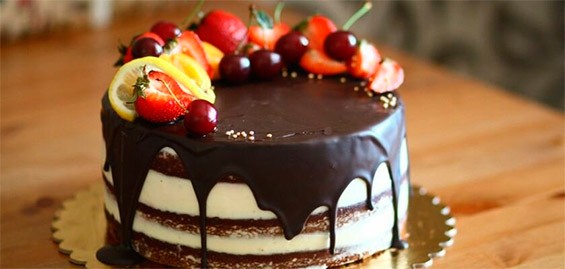 Торт с фруктами и ягодами