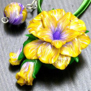 Оригинальное украшение-цветок из полимерной глины