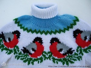 Теплый свитер со снегирями