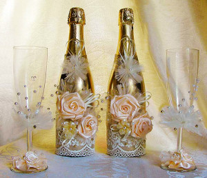 Украшение бокалов и шампанского для свадьбы