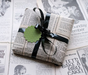 Подарок, упакованный в газету - красиво и оригинально