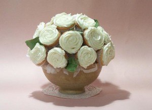 букет из белых кремовых роз