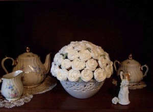 букет  из кексов с белыми цветами