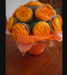 букет из кексов с оранжевыми цветами
