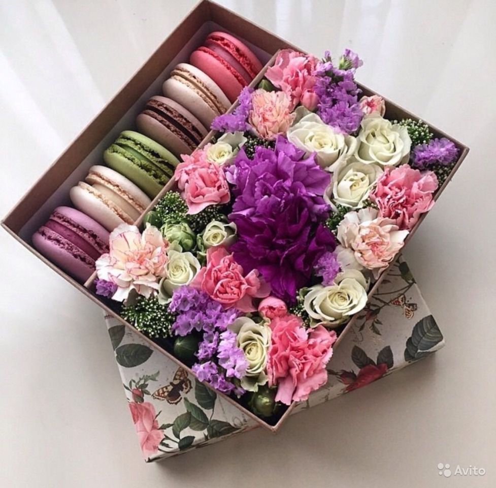 цветы в коробке с макарунами