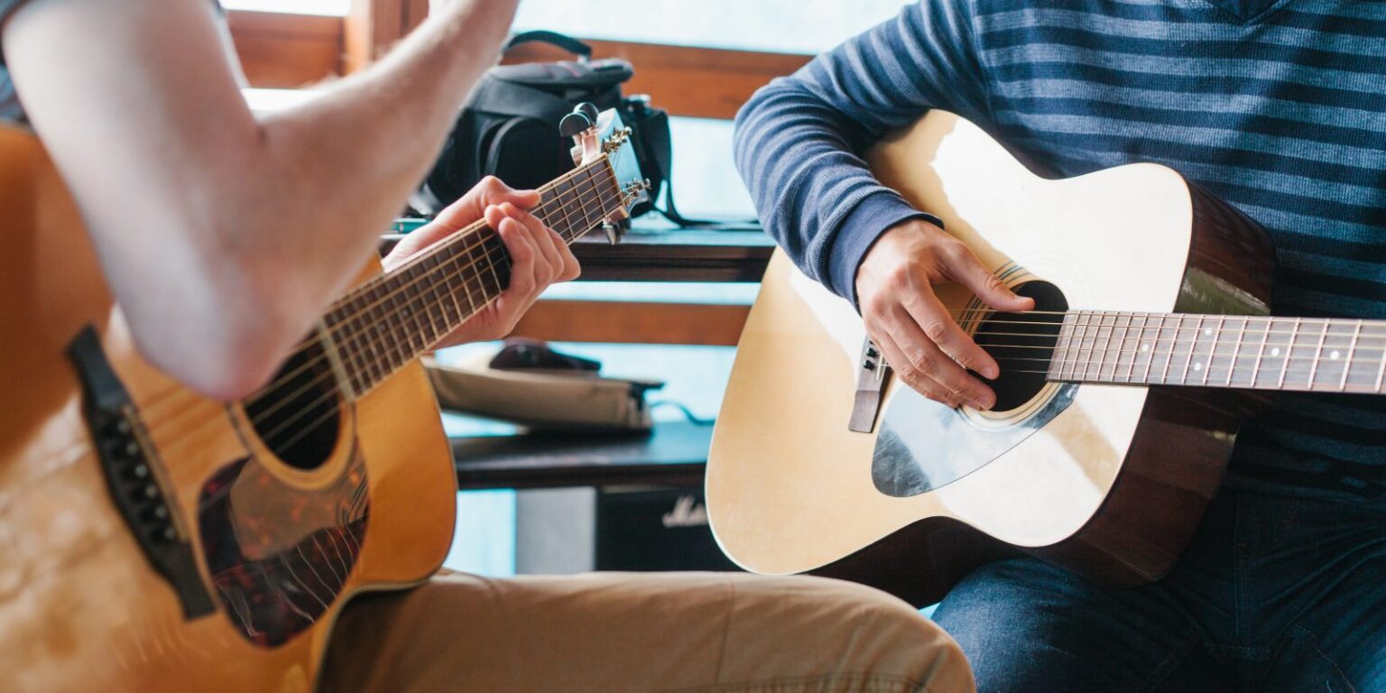 Учимся играть гитаре в домашних условиях